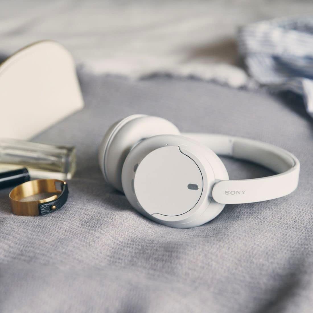 Sony WH-CH720NW Noise Canceling Wireless Bluetooth Headphones - Built-in Microphone - up to 35 Hours Battery Life and Quick Charge - Matte White