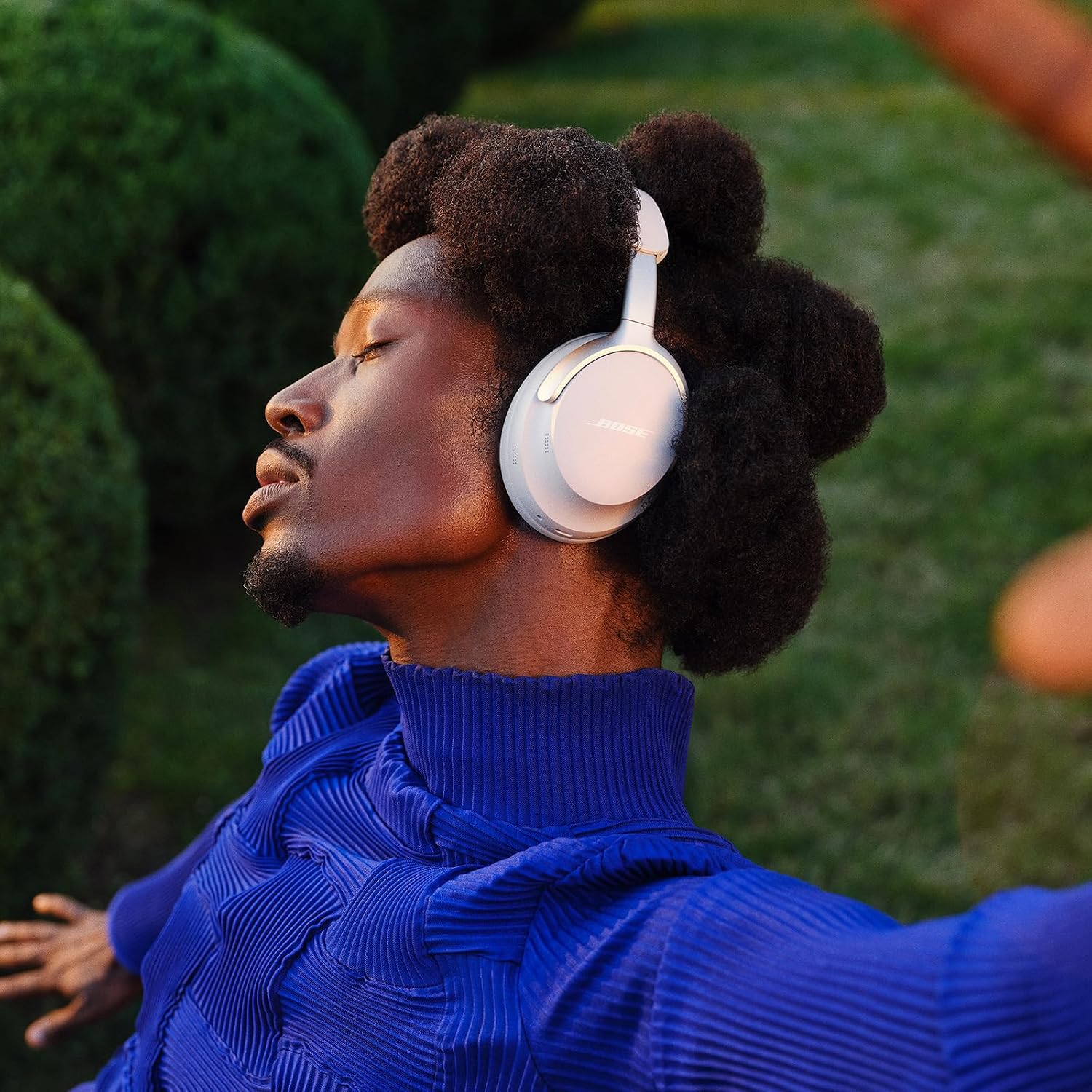 Bose QuietComfort Ultra Wireless Noise Cancelling Headphones with Spatial Audio, Over-The-Ear Headphones with Mic, Up to 24 Hours of Battery Life, White Smoke (Renewed)
